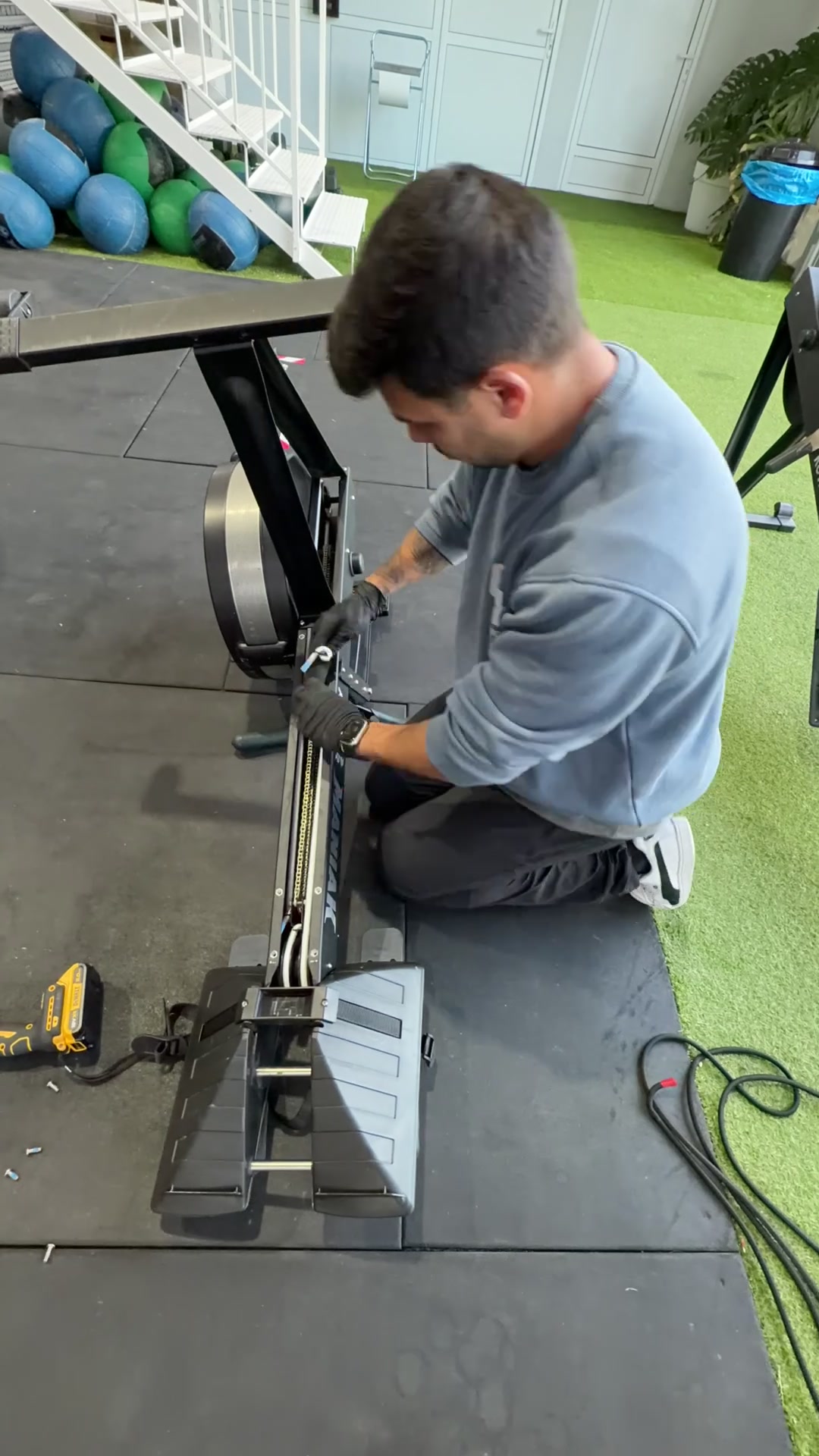 Técnico realizando el mantenimiento de un remo de aire en el box